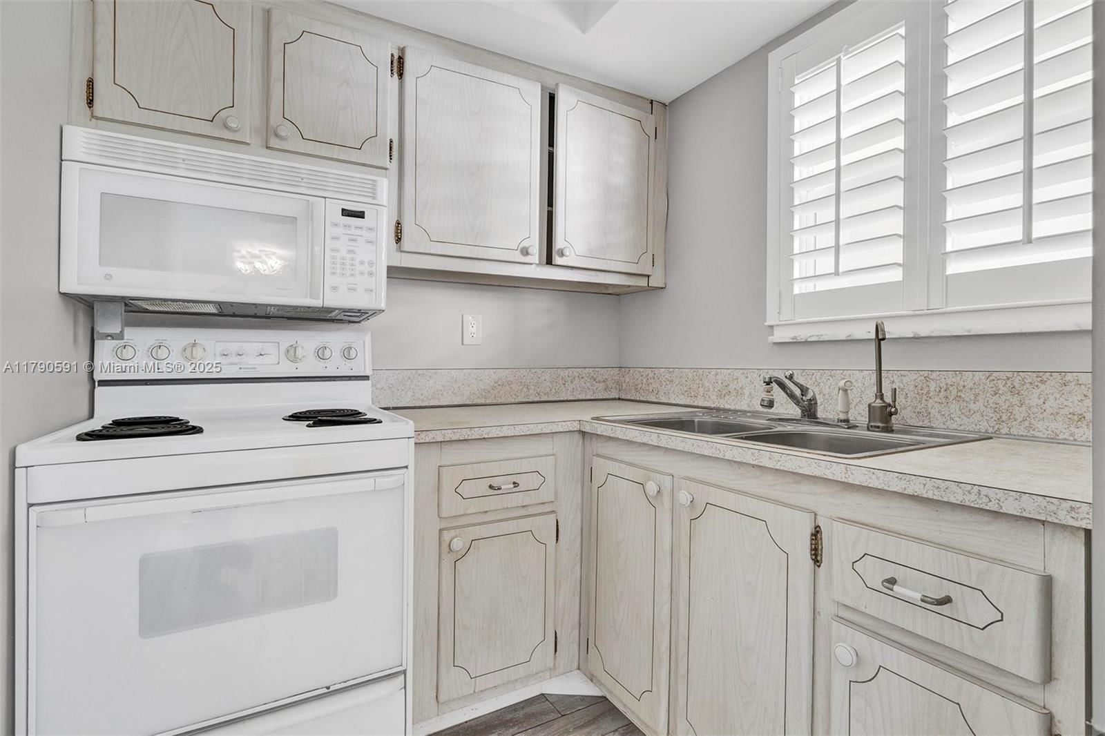 Real estate property located at 1810 New Palm Way #214, Palm Beach, Seacrest Villas Condo, Boynton Beach, FL