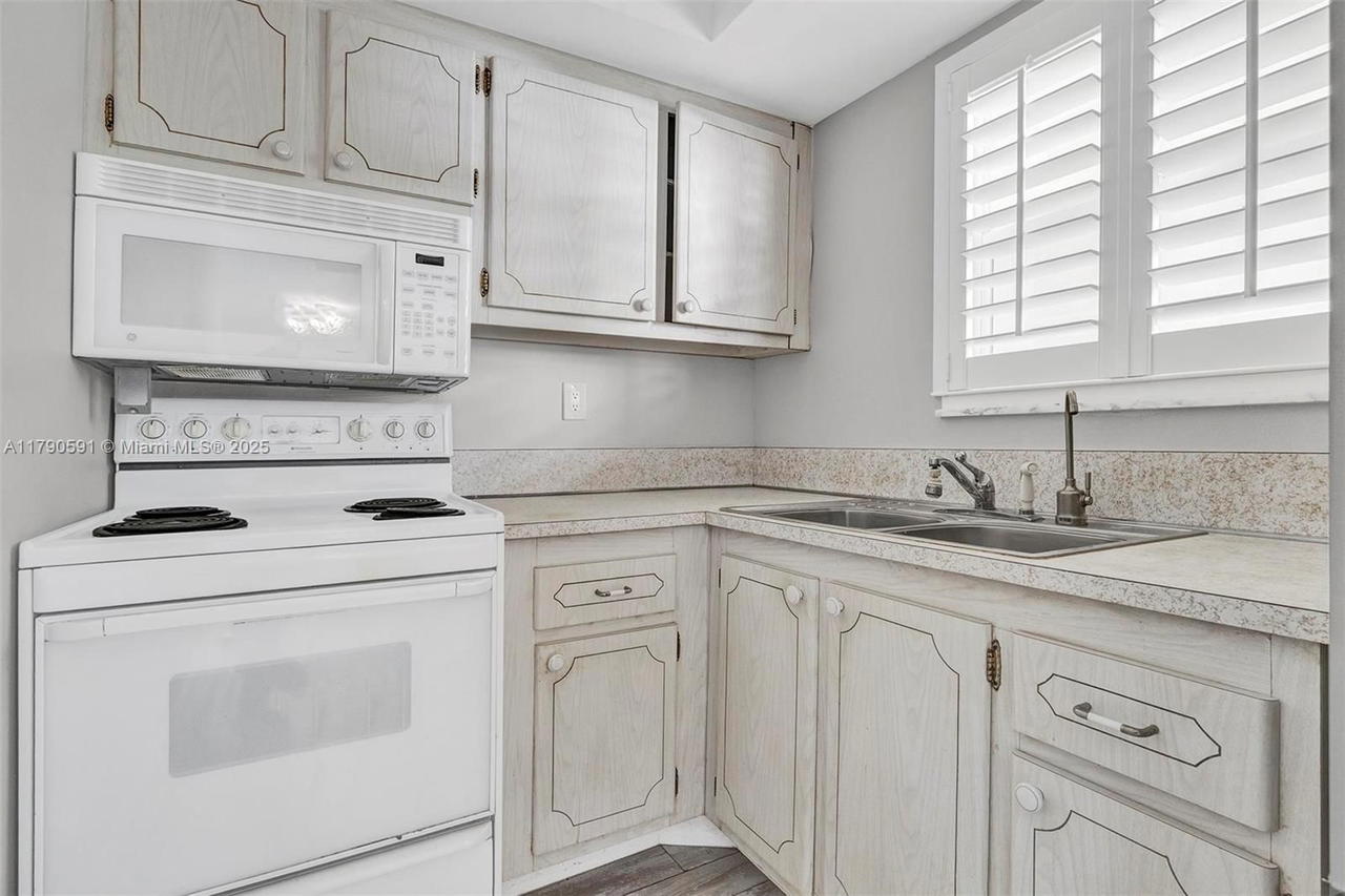 Real estate property located at 1810 New Palm Way #214, Palm Beach, Seacrest Villas Condo, Boynton Beach, FL