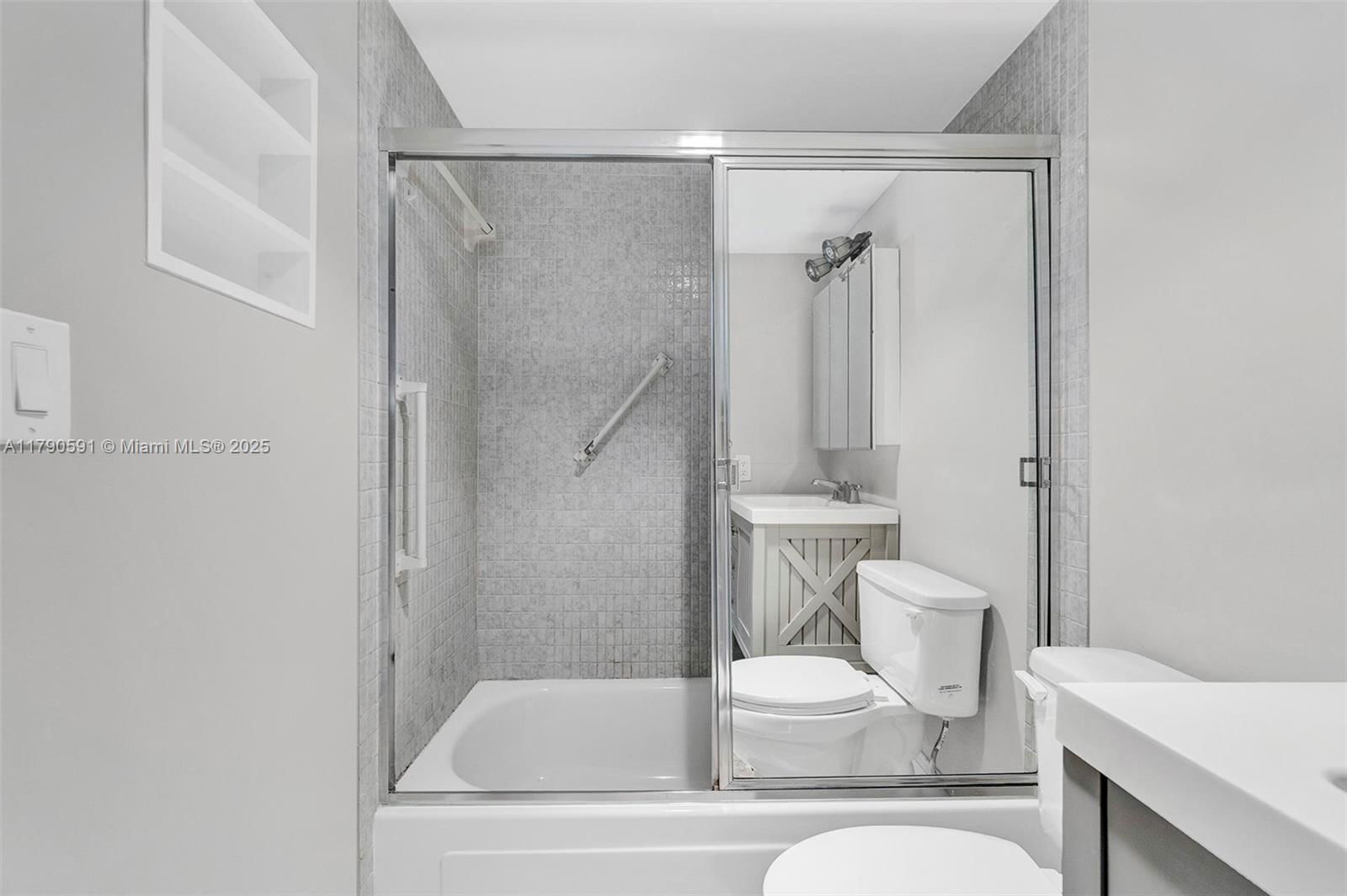 Real estate property located at 1810 New Palm Way #214, Palm Beach, Seacrest Villas Condo, Boynton Beach, FL