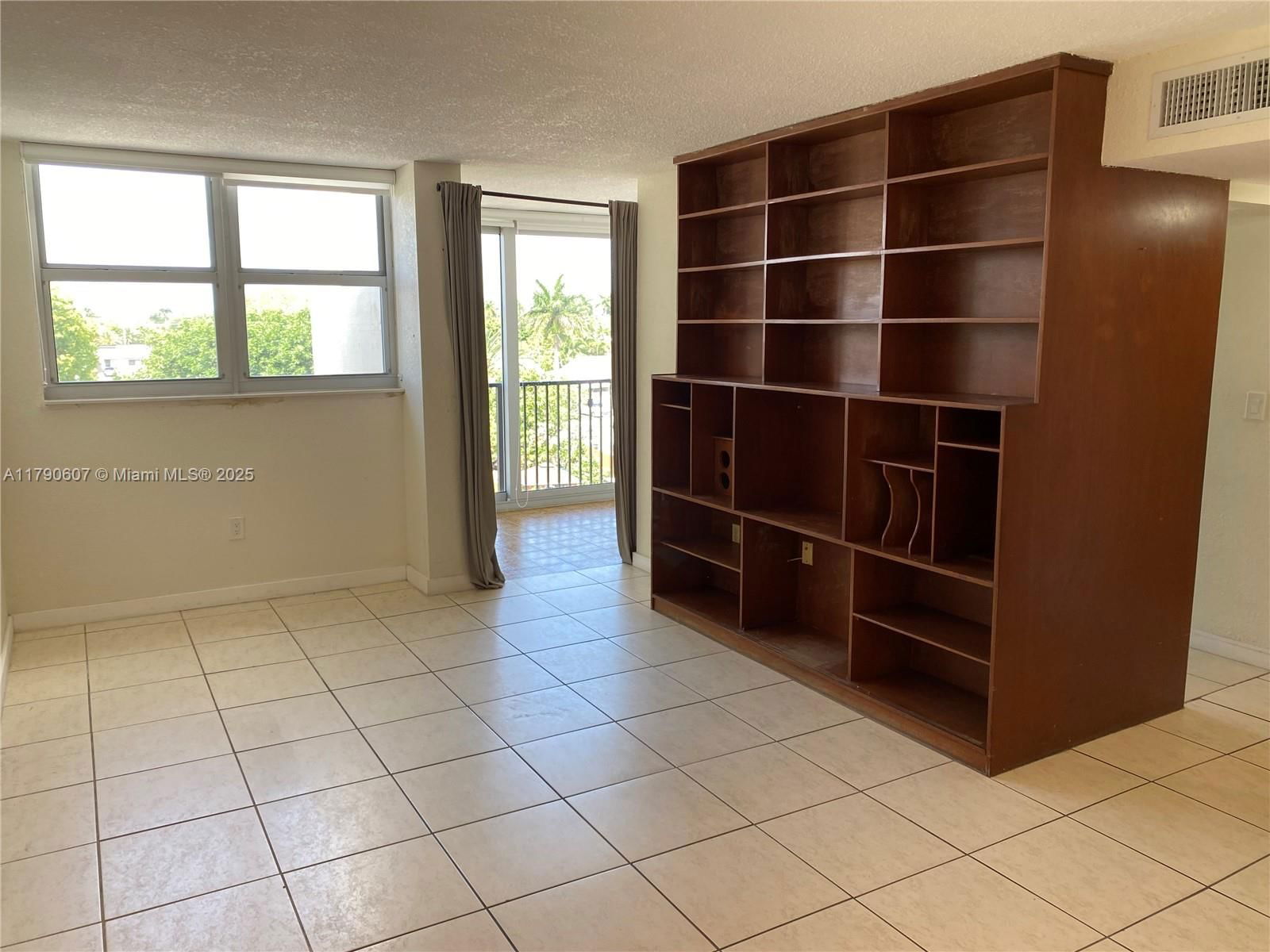 Real estate property located at 9411 4th St #404, Miami-dade, Versaille Gardens I Condo, Miami, FL