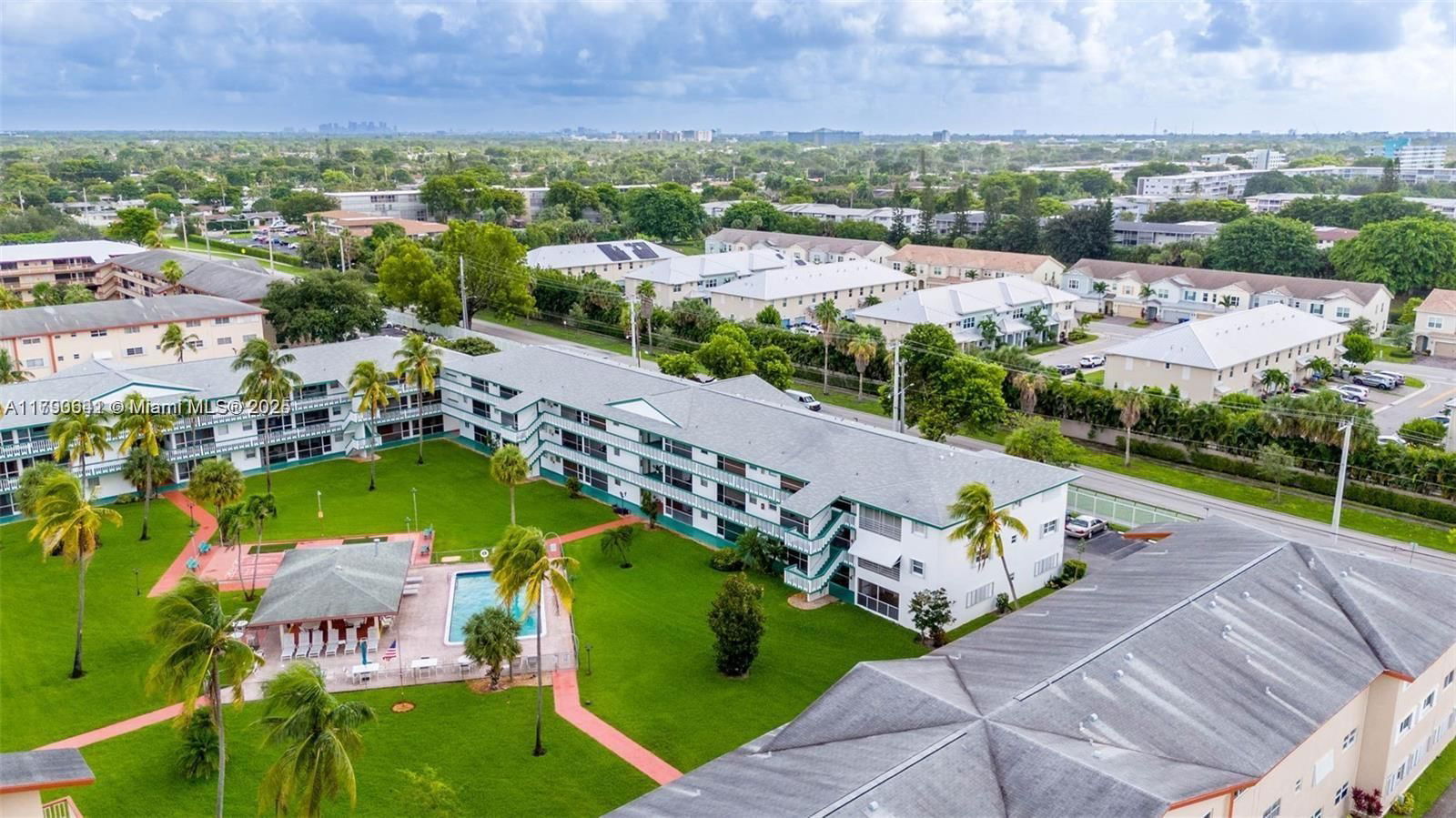 Real estate property located at 5300 Washington St J116, Broward, Beverly Hills Condo Numbe, Hollywood, FL