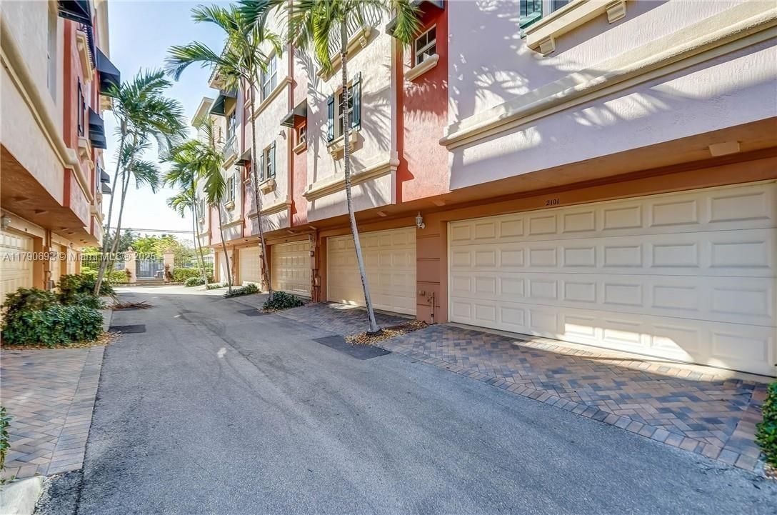 Real estate property located at 1033 17th Way #2102, Broward, Villa Medici Condo, Fort Lauderdale, FL