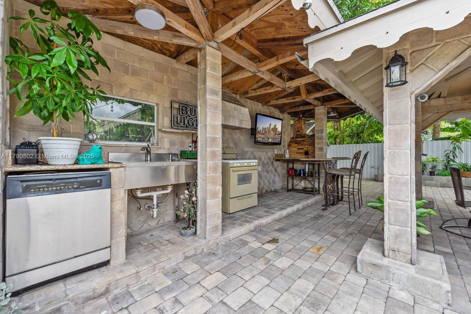 Real estate property located at 6800 26th St, Broward, Palm Lane Homes In Mirama, Miramar, FL