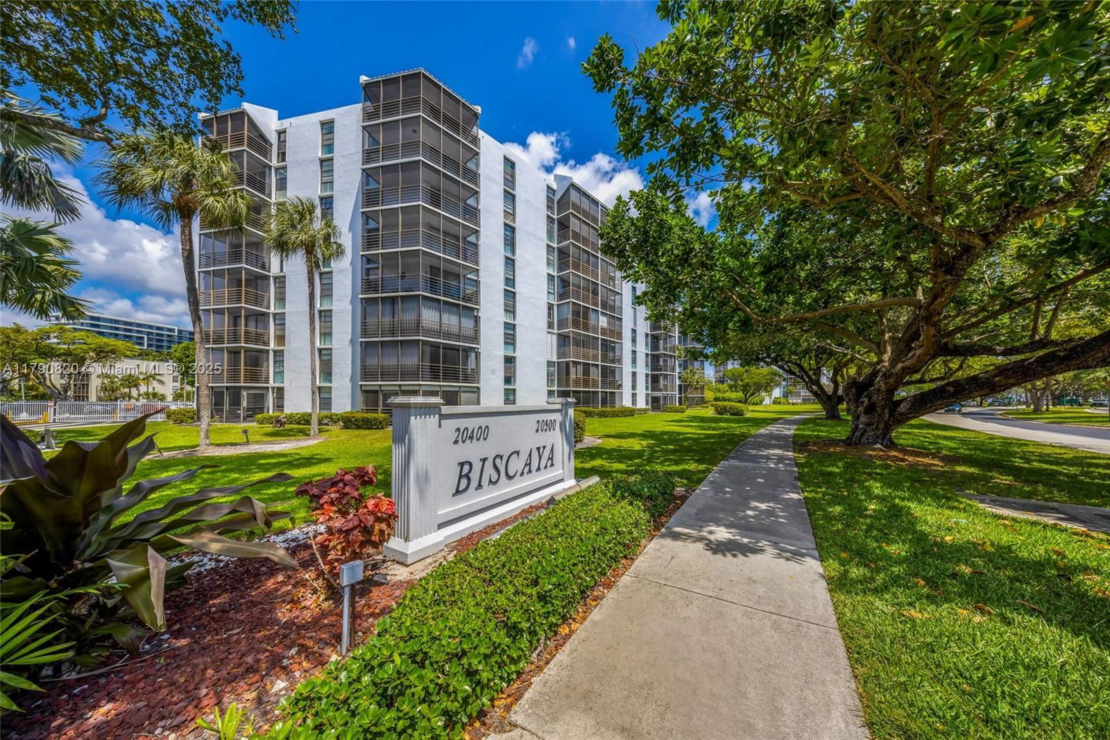Real estate property located at 20400 Country Club Dr #812, Miami-dade, Biscaya Iv Condo, Aventura, FL