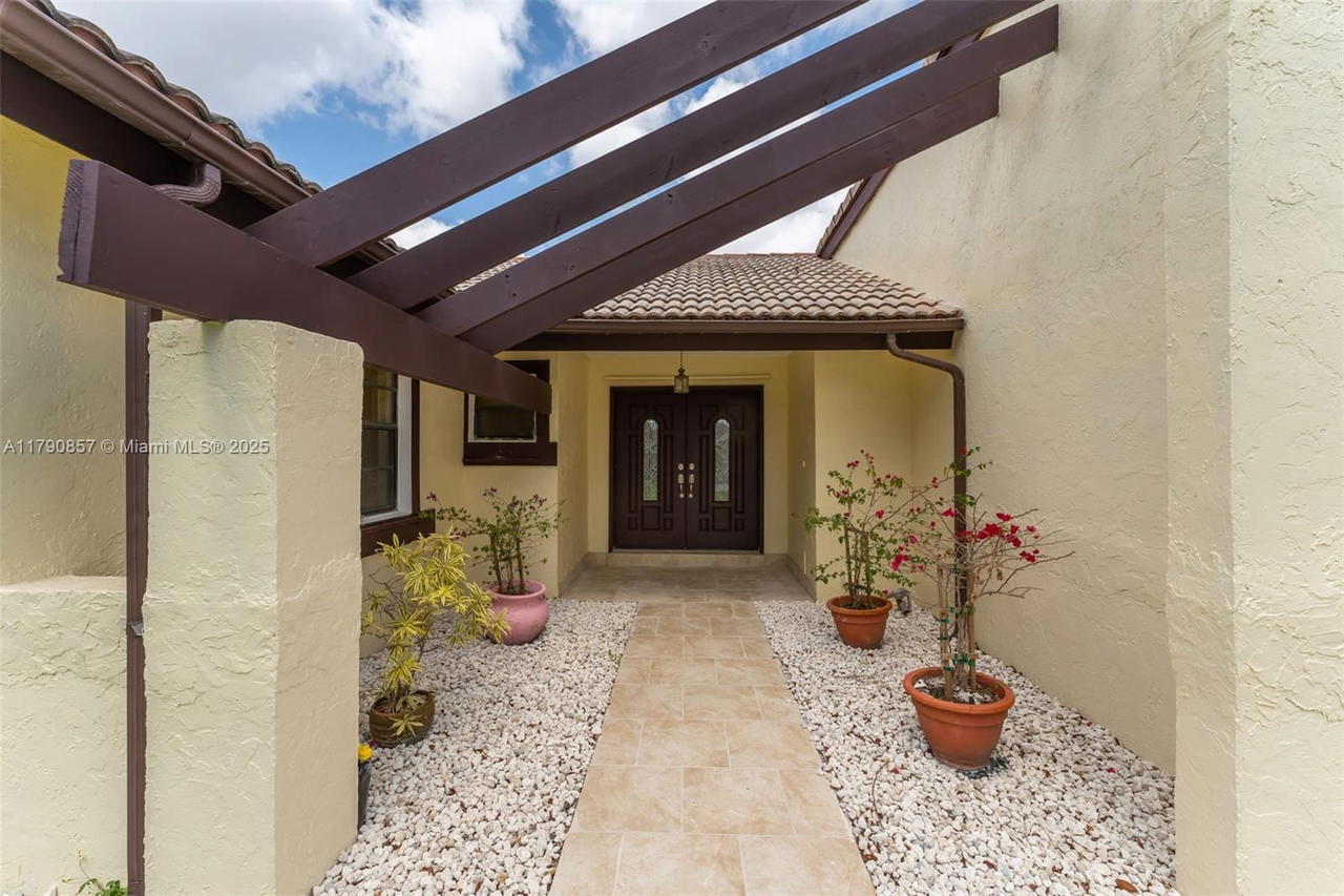 Real estate property located at 9130 101st Ave, Miami-dade, Kendale Country Club Ests, Miami, FL