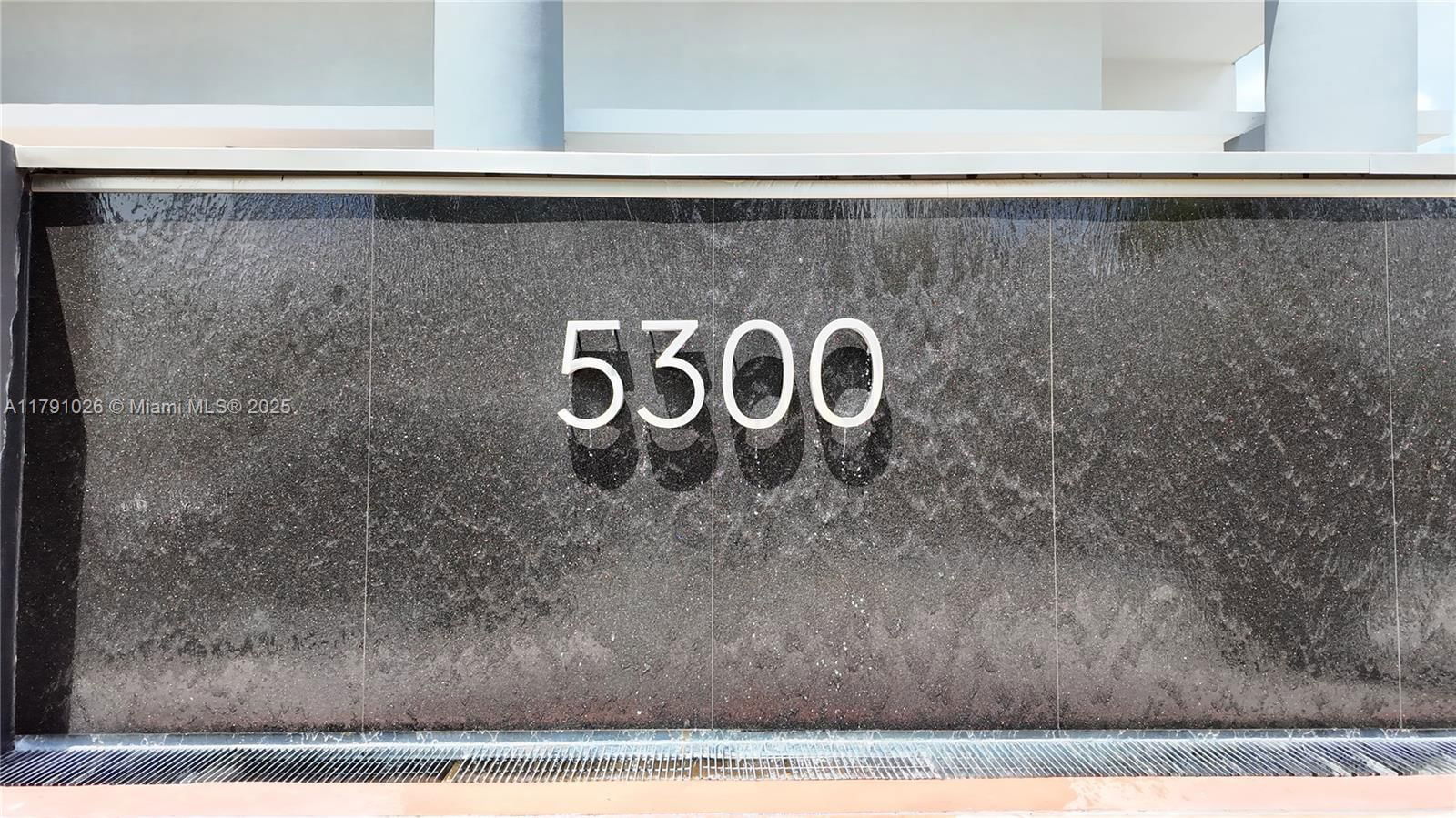 Real estate property located at 5300 Paseo Blvd #1807, Miami-dade, 5300 Paseo Condo, Doral, FL