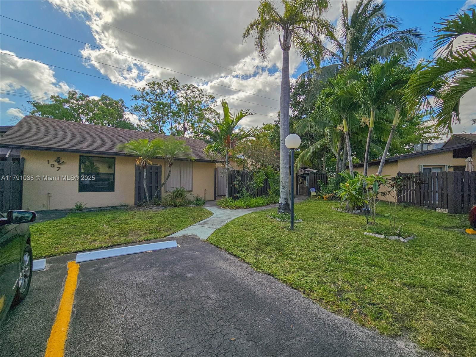 Real estate property located at 109 Briarwood Cir #2-2, Broward, Villas At Carriage Hills, Hollywood, FL