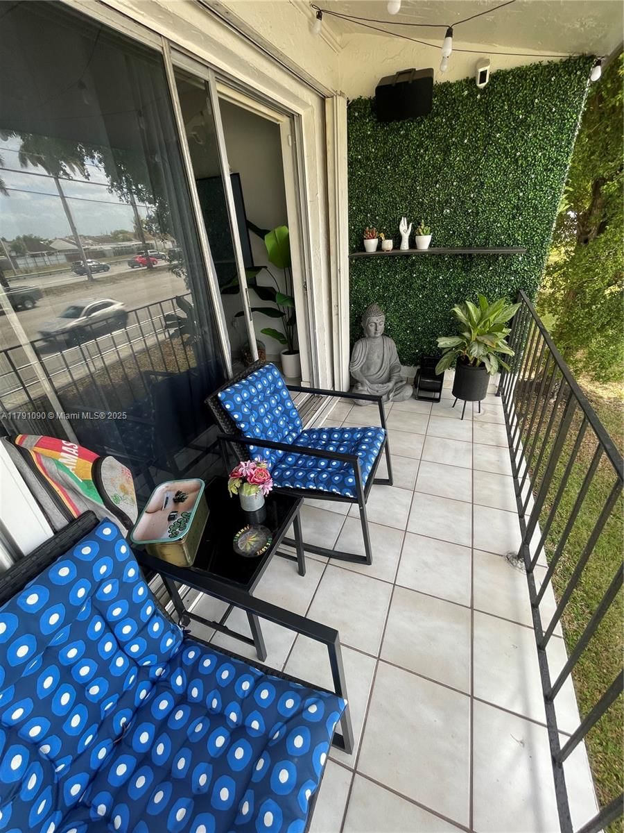 Real estate property located at 9520 8th St #211, Miami-dade, La Fuente Condo, Miami, FL