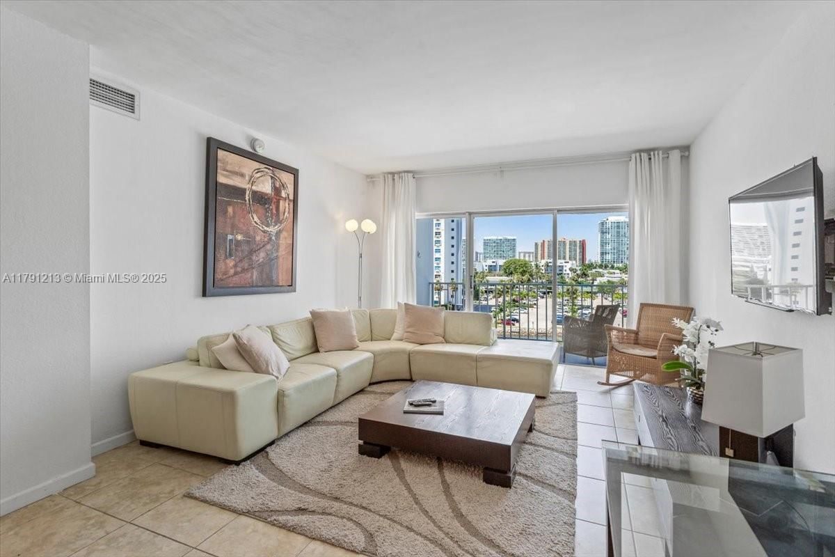 Real estate property located at 500 Bayview Dr #527, Miami-dade, Arlen House West Condo, Sunny Isles Beach, FL