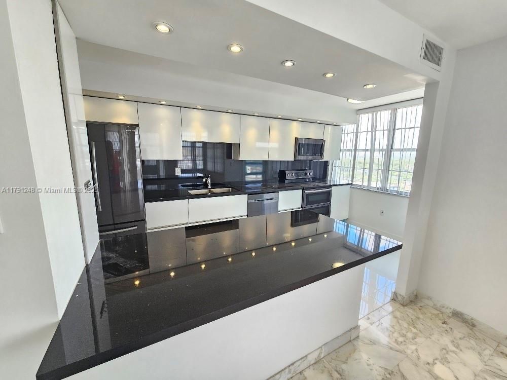 Real estate property located at 18051 Biscayne Blvd #1704, Miami-dade, Del Prado Condo, Aventura, FL