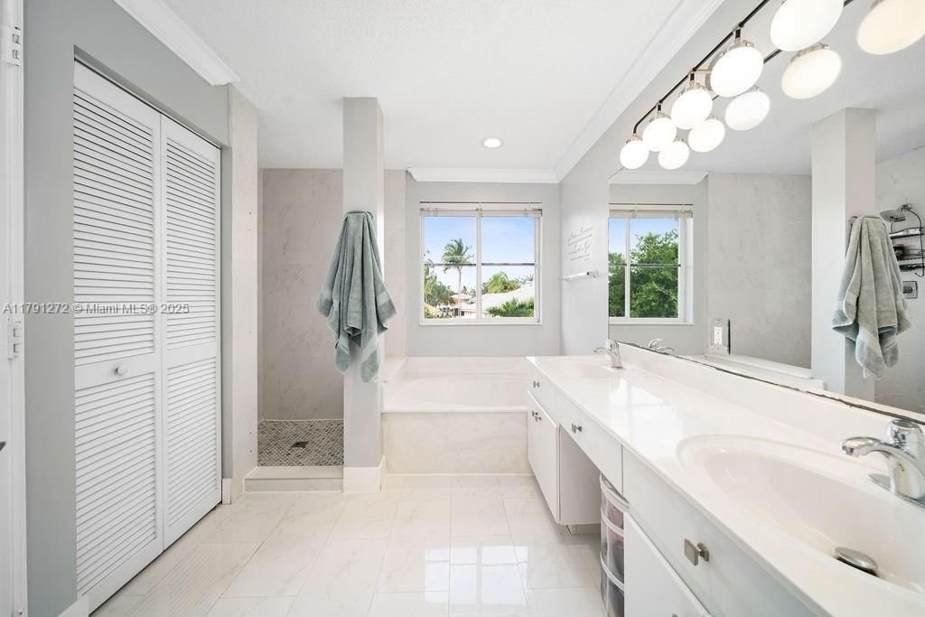 Real estate property located at 721 Tanglewood Cir, Broward, Sector 3 - Parcels H I J, Weston, FL