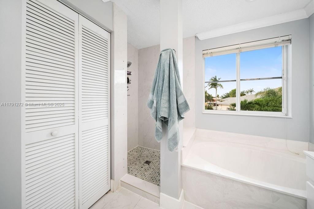 Real estate property located at 721 Tanglewood Cir, Broward, Sector 3 - Parcels H I J, Weston, FL