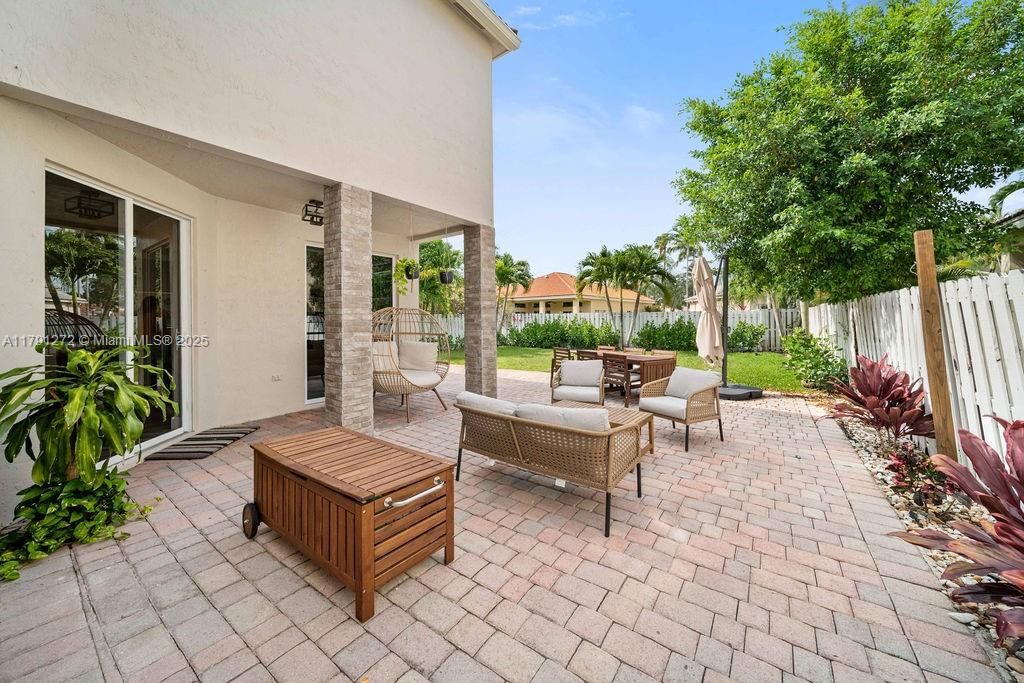 Real estate property located at 721 Tanglewood Cir, Broward, Sector 3 - Parcels H I J, Weston, FL