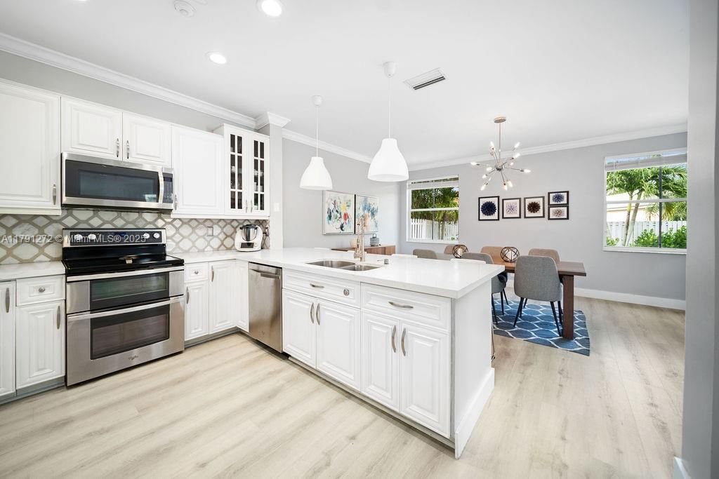 Real estate property located at 721 Tanglewood Cir, Broward, Sector 3 - Parcels H I J, Weston, FL