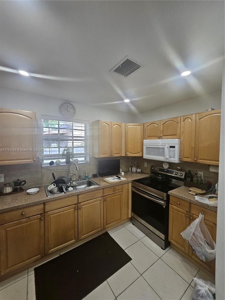 Real estate property located at 3028 95th St, Miami-dade, The Tropics Amd, Miami, FL
