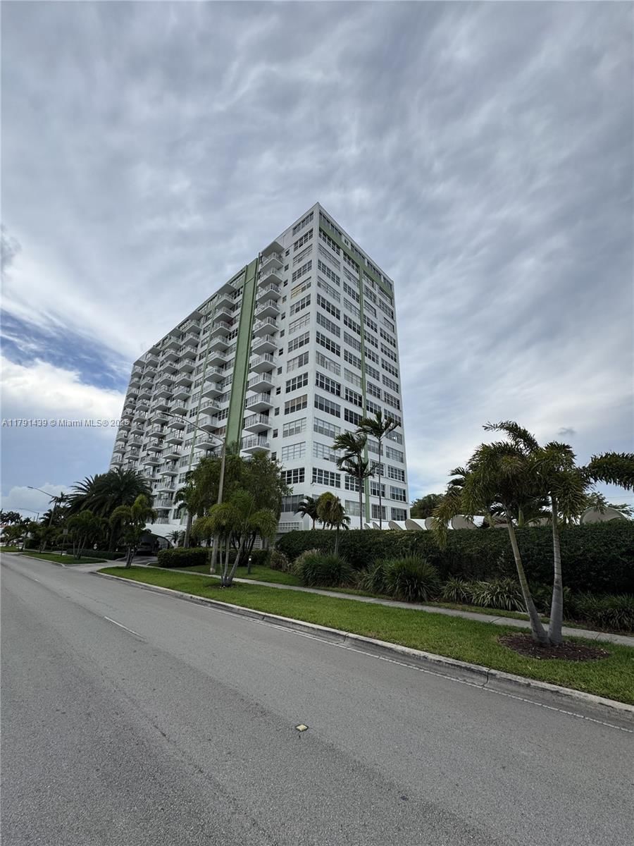 Real estate property located at 2150 SANS SOUCI BLVD B611, Miami-dade, Bayview Palms Condominium, North Miami, FL