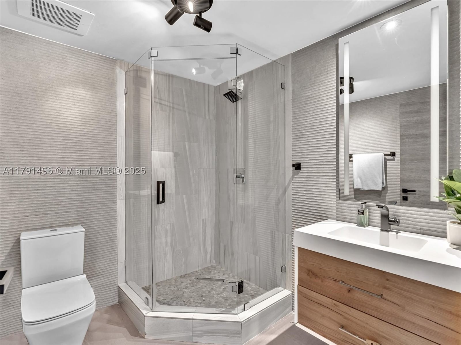 Real estate property located at 3201 183rd St #2102, Miami-dade, The Peninsula Condo, Aventura, FL