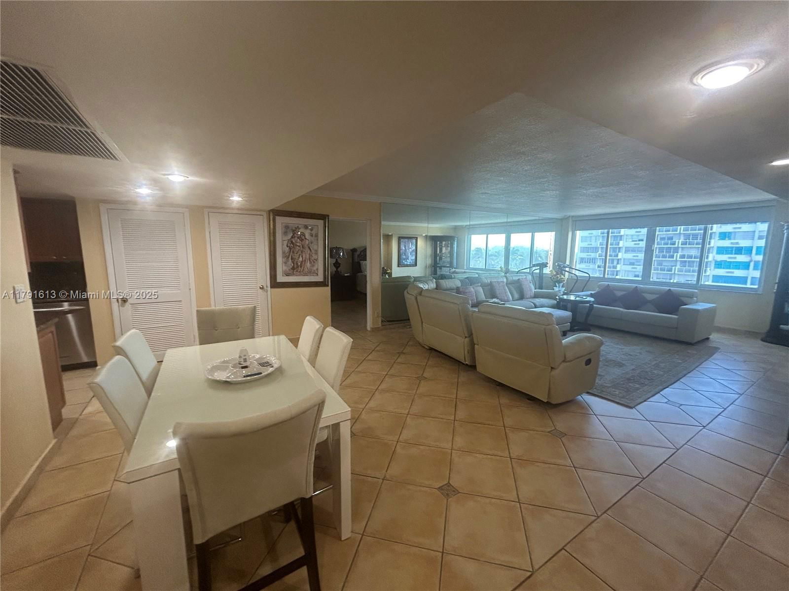 Real estate property located at 5401 Collins Ave #434, Miami-dade, The Carriage House Condo, Miami Beach, FL