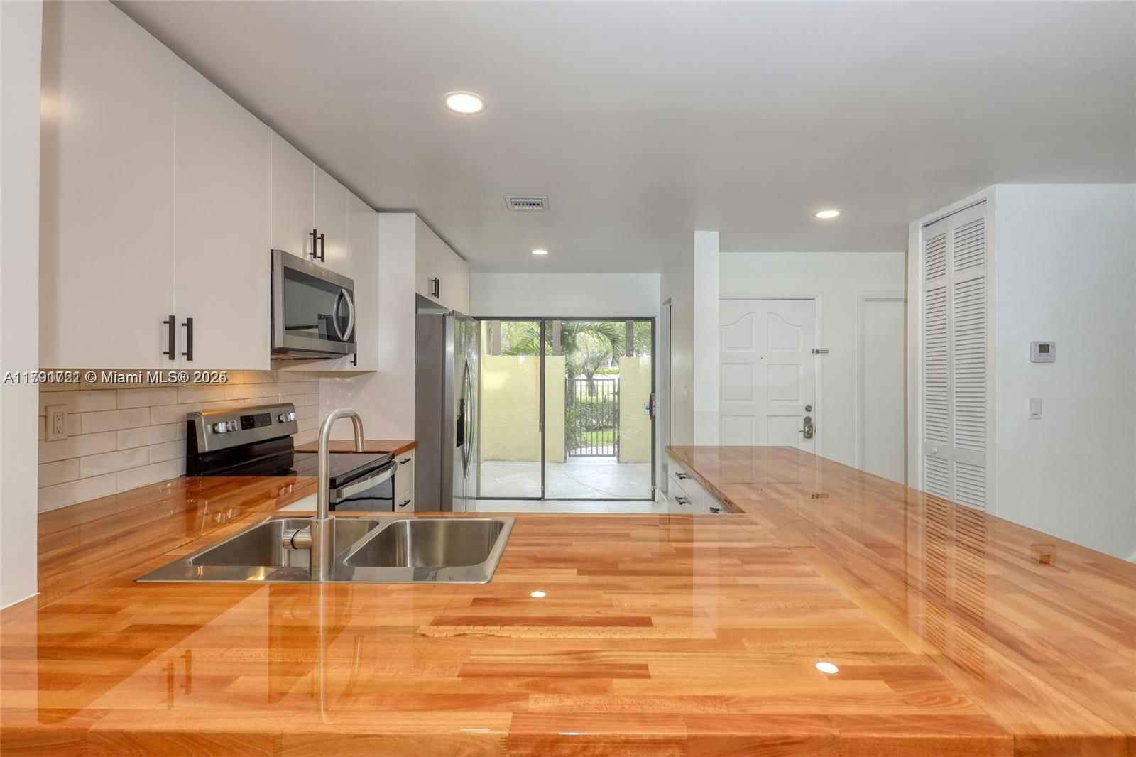 Real estate property located at 3905 Adra Ave J-46B, Miami-dade, Costa Del Sol Condo J, Doral, FL