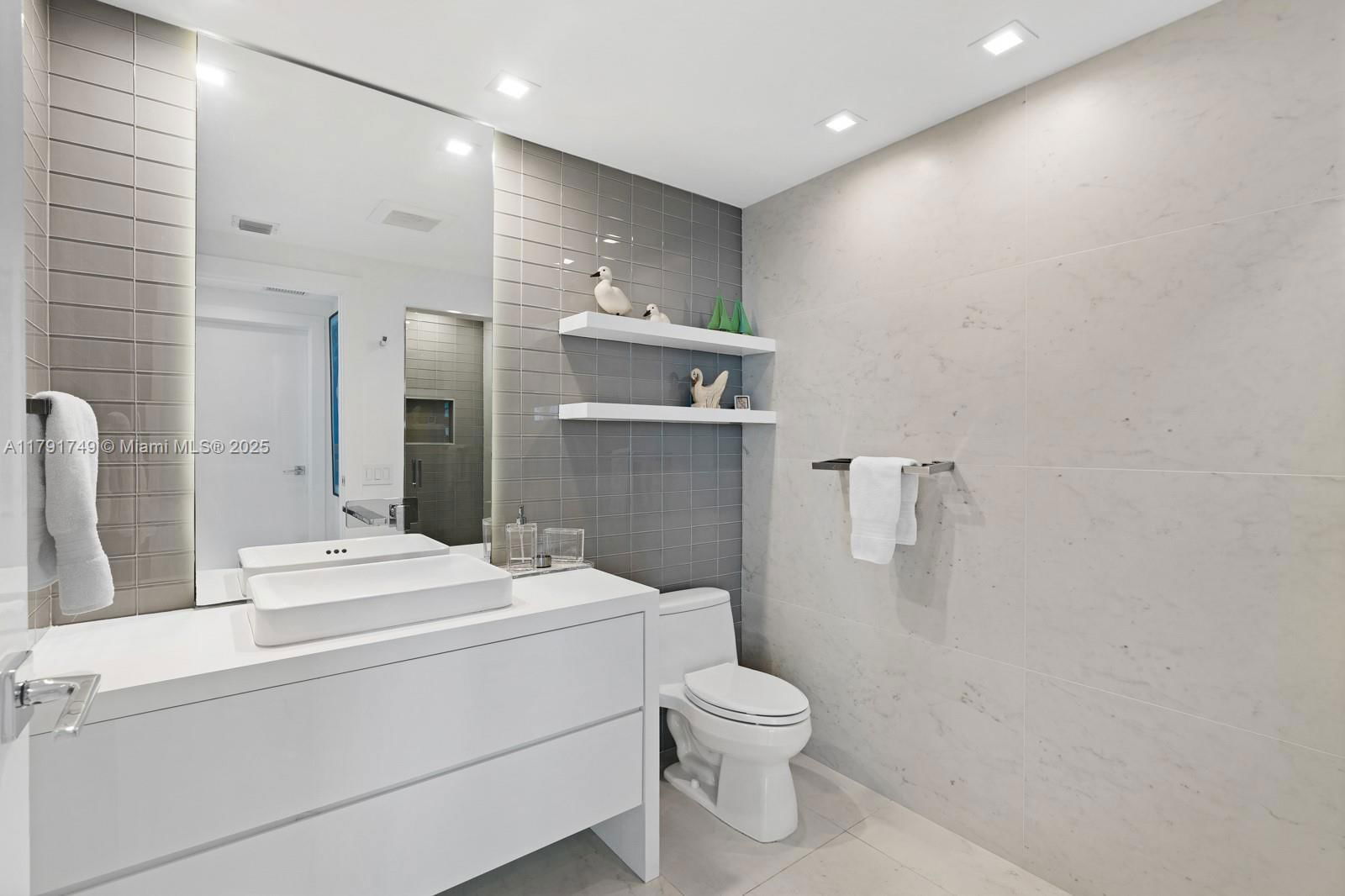 Real estate property located at 3801 Collins Ave #703, Miami-dade, Mosaic On Miami Beach Con, Miami Beach, FL