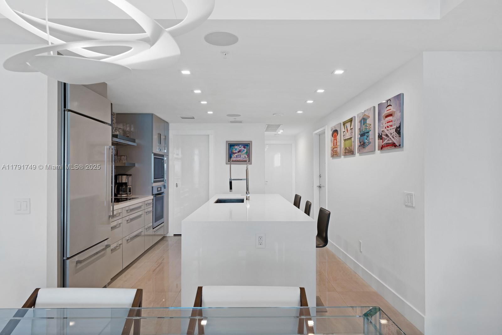 Real estate property located at 3801 Collins Ave #703, Miami-dade, Mosaic On Miami Beach Con, Miami Beach, FL