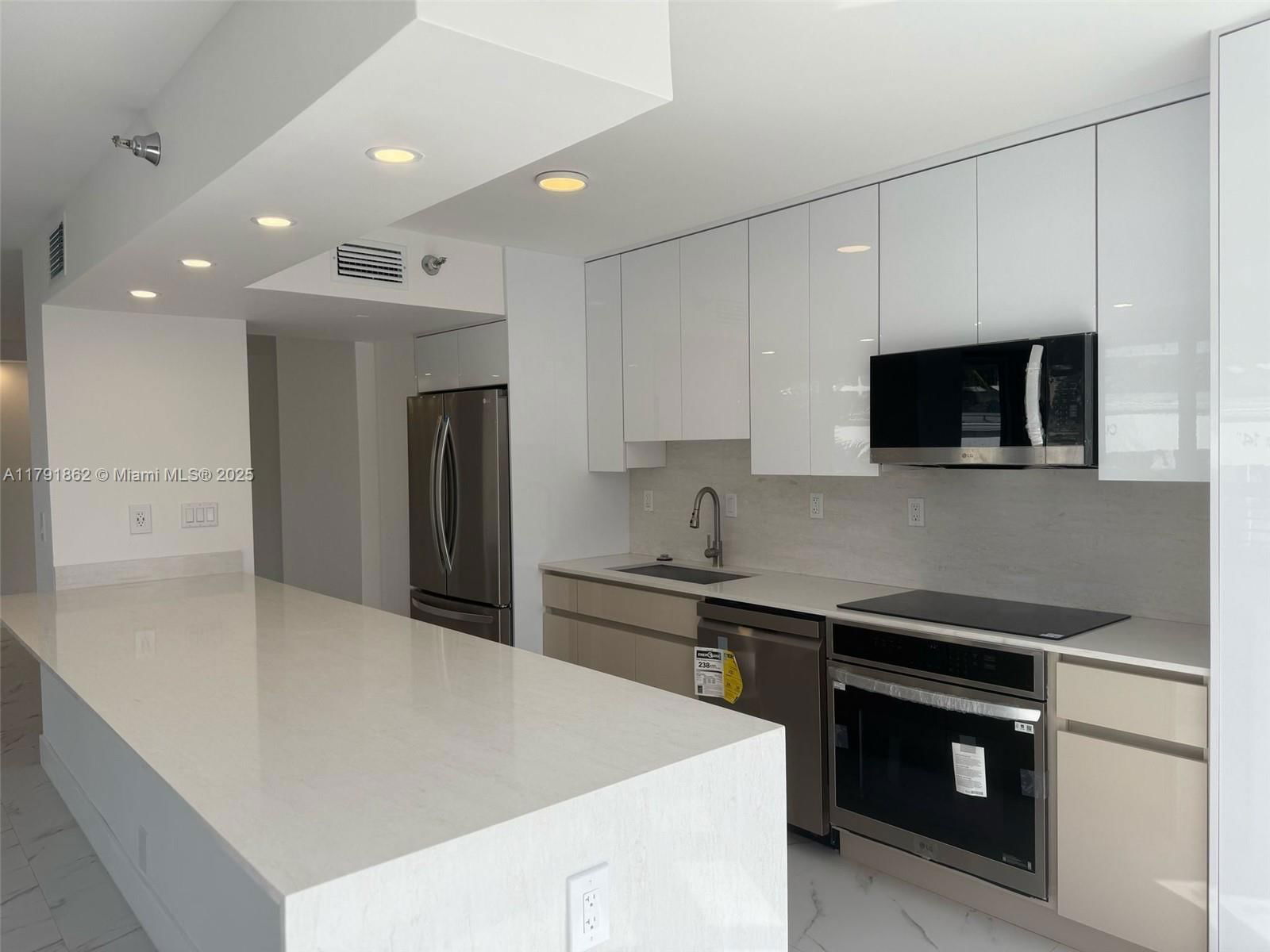 Real estate property located at 19101 36th Ct #206, Miami-dade, Mystic Pointe Condo No Th, Aventura, FL