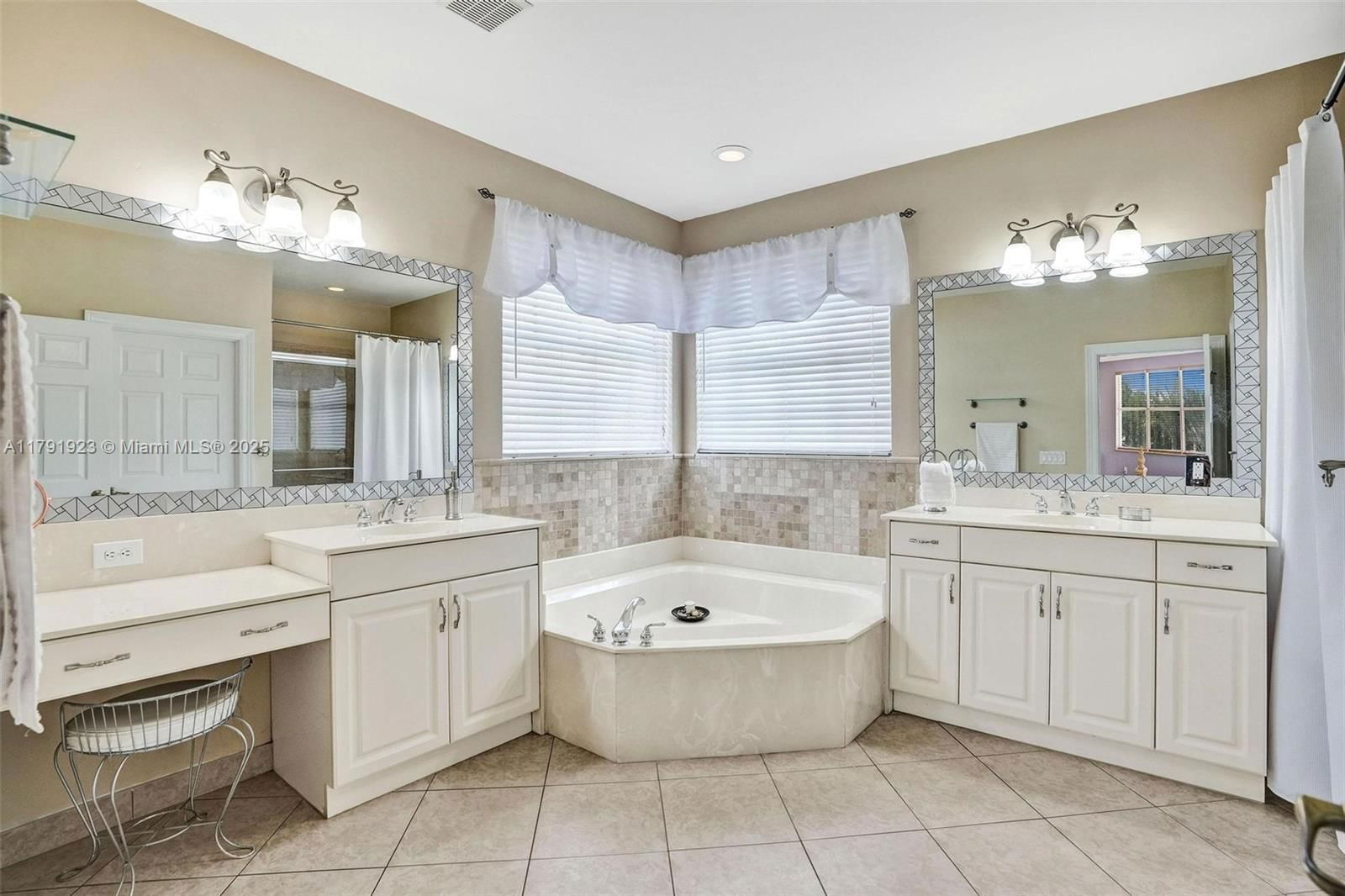 Real estate property located at 19323 55th St, Broward, Sunset Lakes Plat Three, Miramar, FL