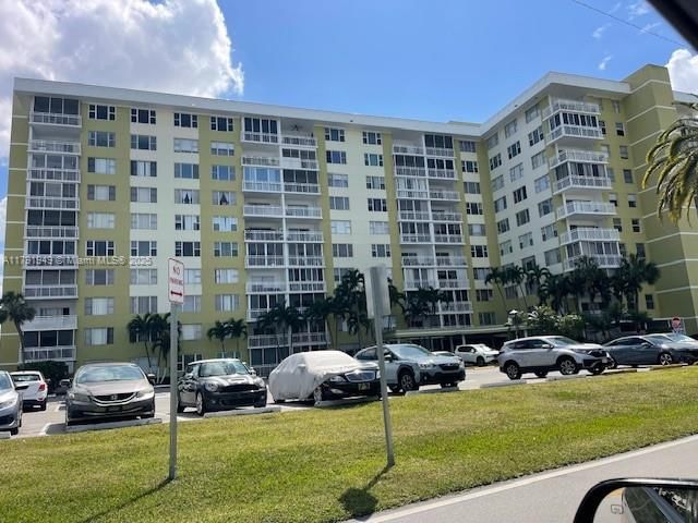 Real estate property located at 4400 Hillcrest Dr #701B, Broward, Hillcrest No 21 Condo, Hollywood, FL