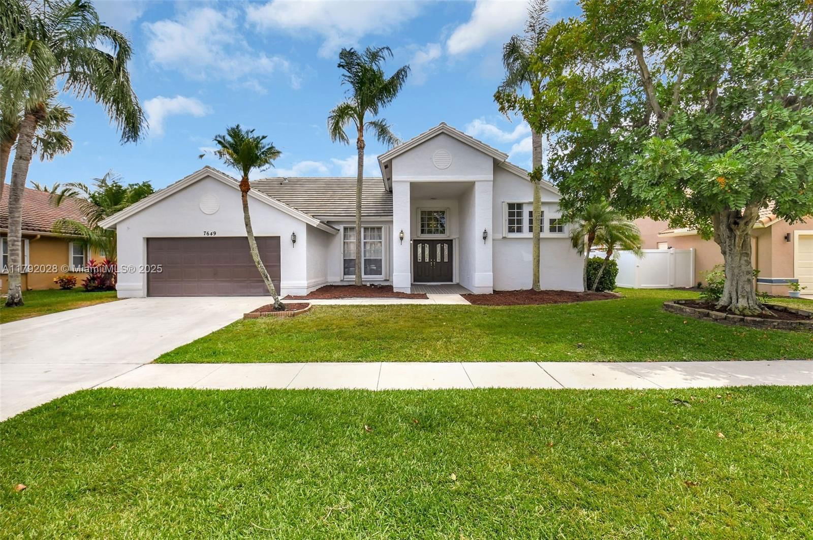Real estate property located at 7649 Briar Cliff Cir, Palm Beach, Lake Charleston 2, Lake Worth, FL