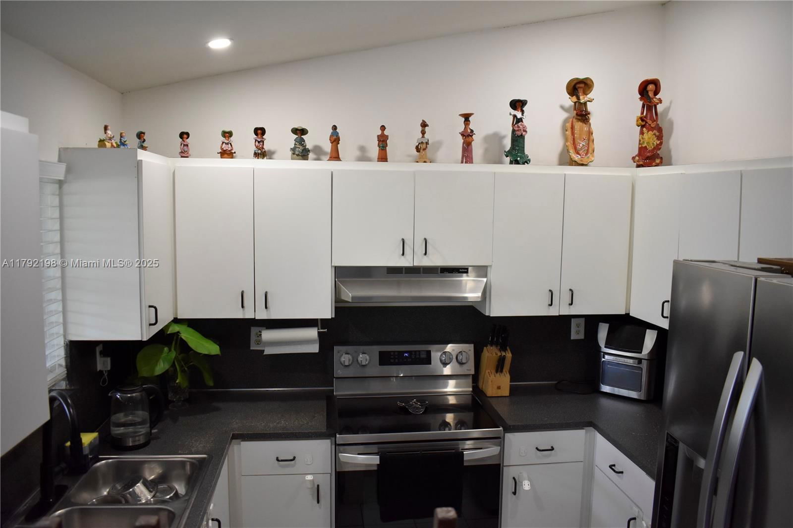 Real estate property located at 3240 70th St #101, Miami-dade, West Palm Villas Iv Condo, Hialeah, FL