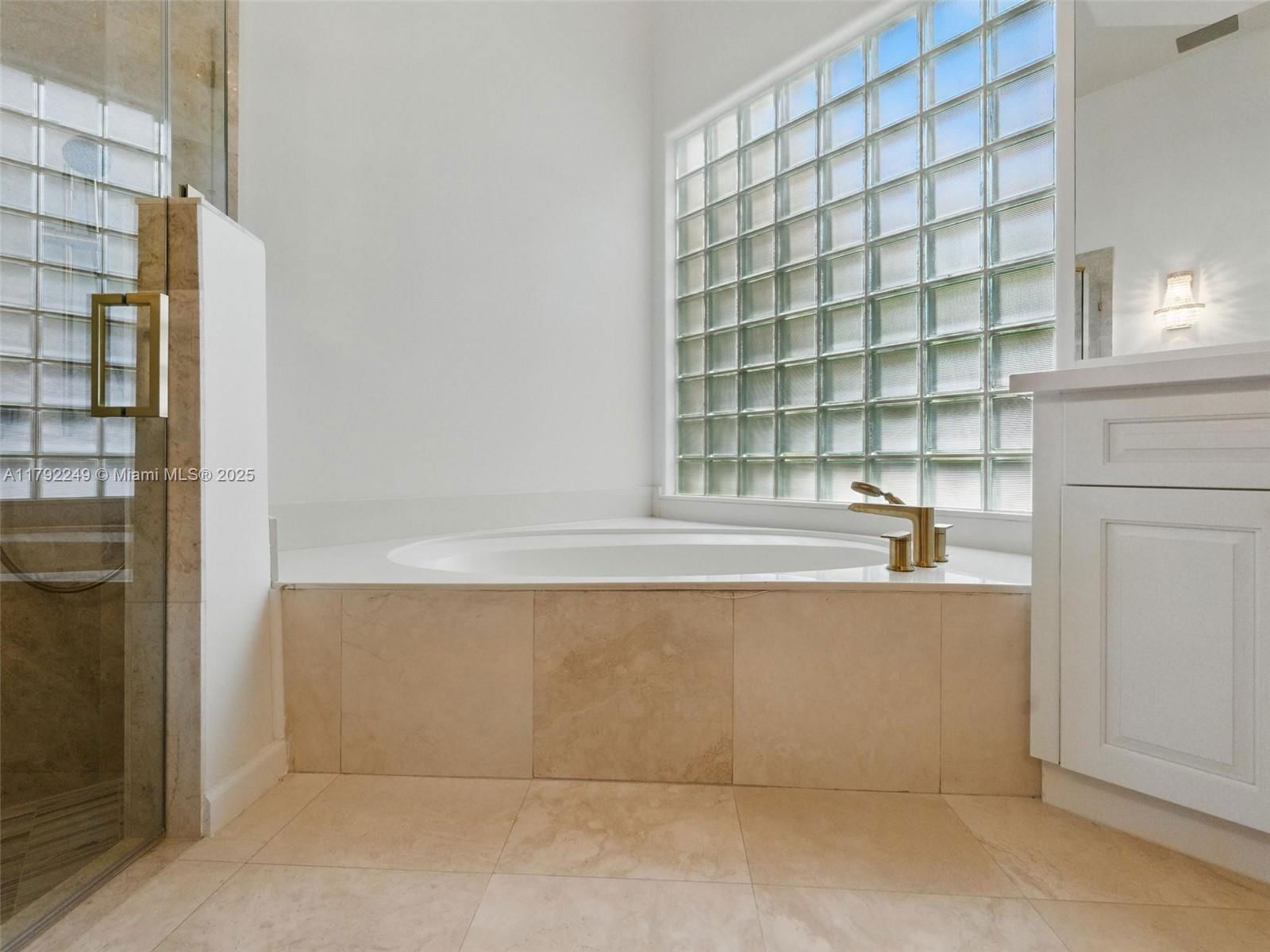 Real estate property located at 2456 Bay Isle Ct, Broward, Sector 7 - Parcels F G H, Weston, FL