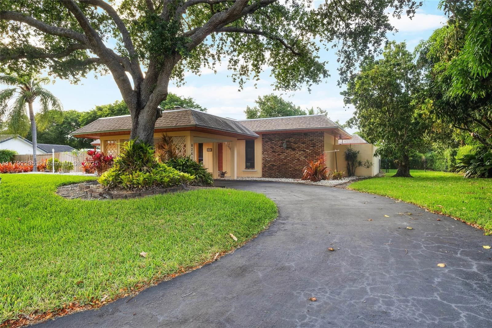 Real estate property located at 8261 186th St, Miami-dade, Old Cutler Grove, Cutler Bay, FL