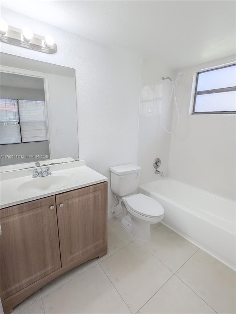 Real estate property located at 1513 Lake Crystal Dr B, Palm Beach, Palm Beach Grande Condo, West Palm Beach, FL