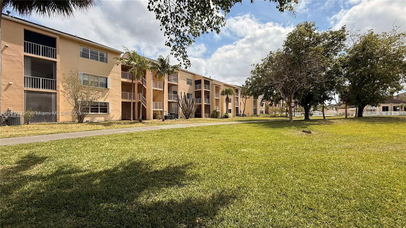 Real estate property located at 15330 106th Ter #921, Miami-dade, Hammocks Trails Condo, Miami, FL