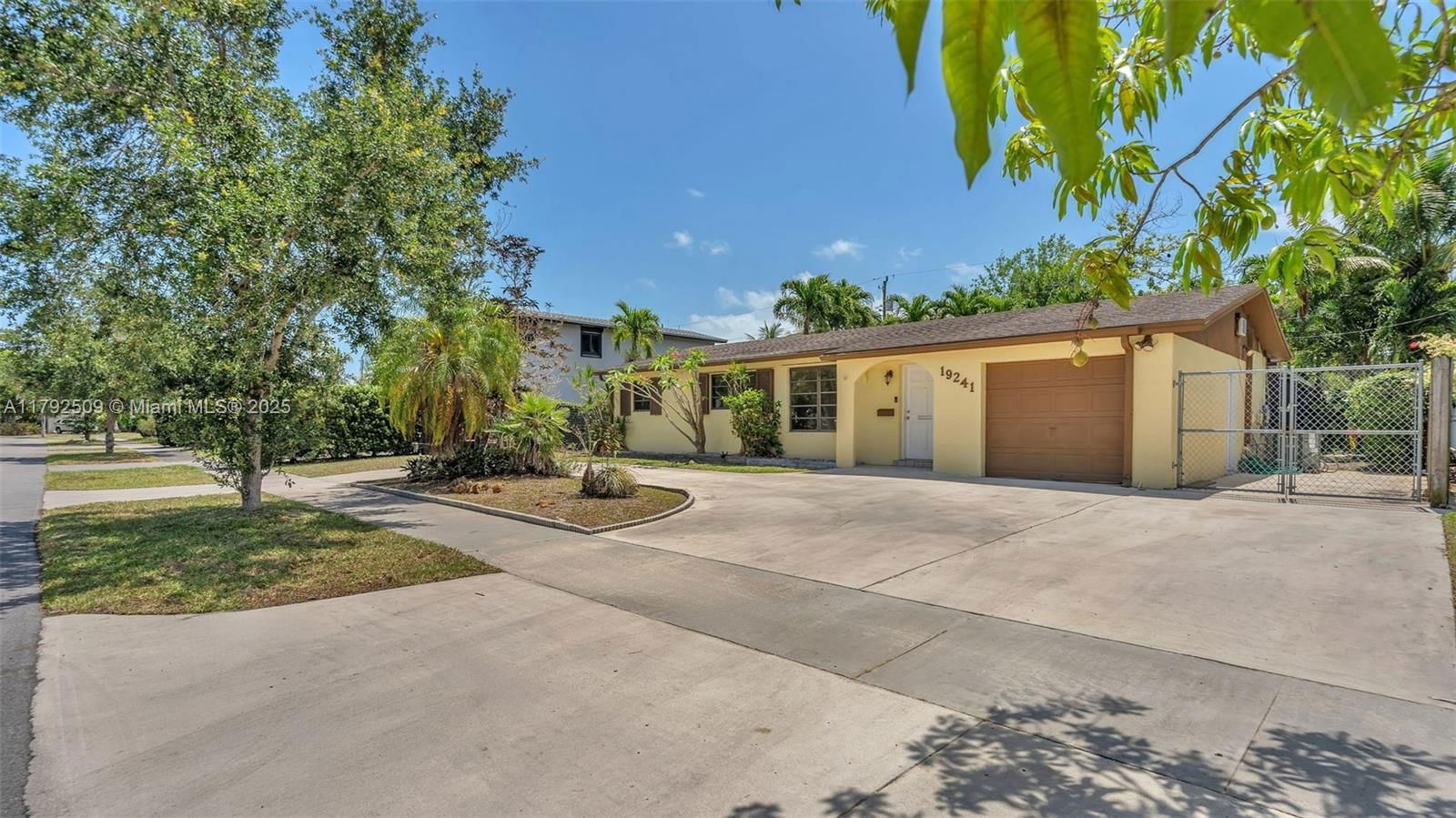 Real estate property located at 19241 93rd Rd, Miami-dade, Whispering Pines Est Sec, Cutler Bay, FL