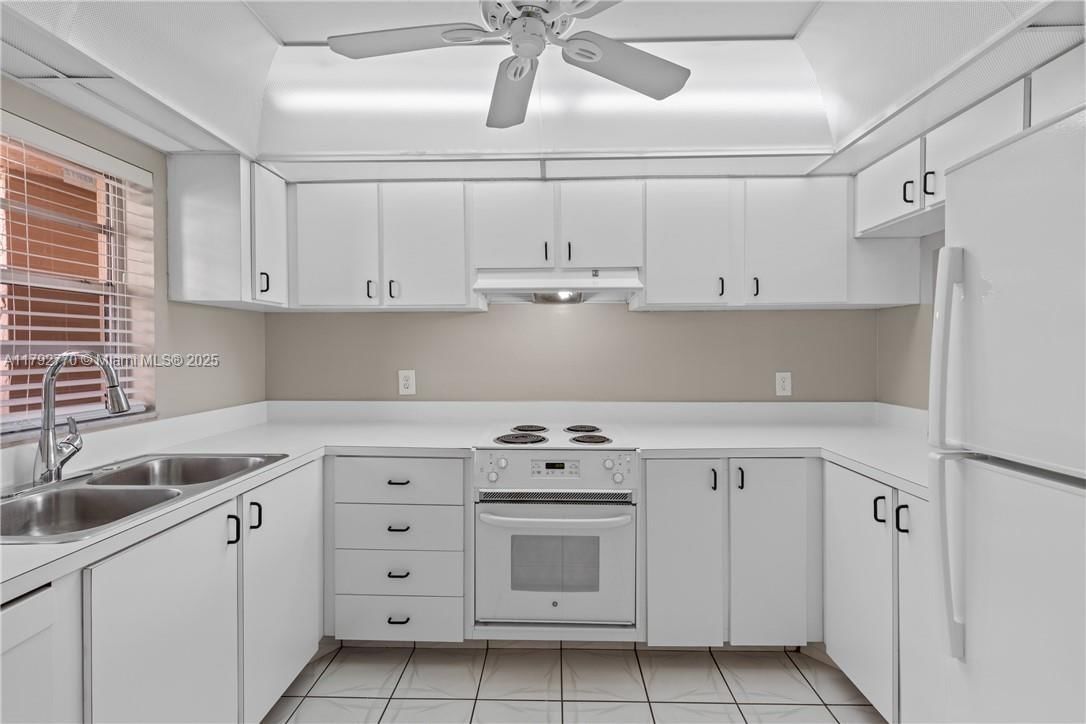 Real estate property located at 9470 Live Oak Pl #304, Broward, Live Oak Condo Nine, Davie, FL