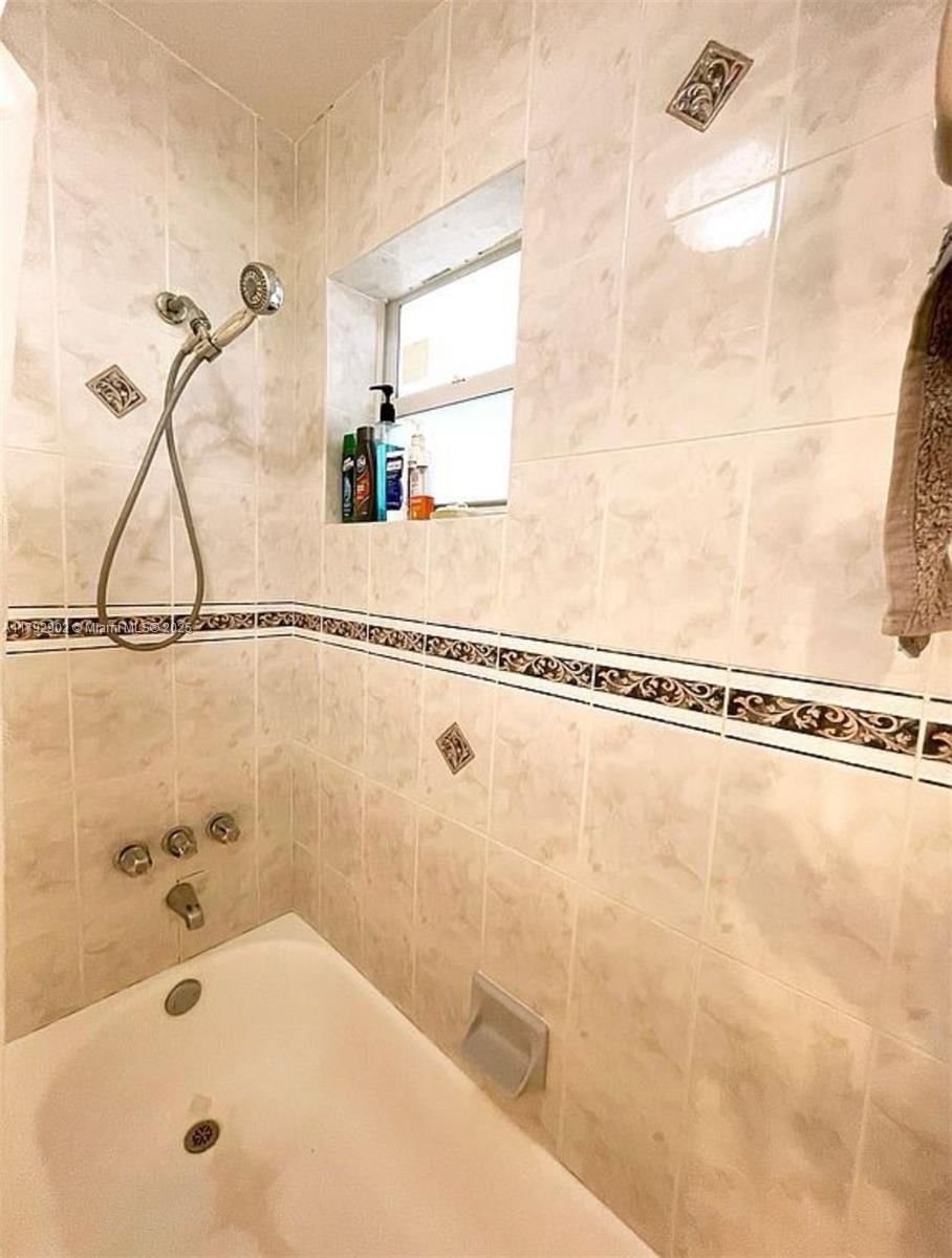 Real estate property located at 3161 Day Ave, Miami-dade, Biscayne Realty Cos, Miami, FL