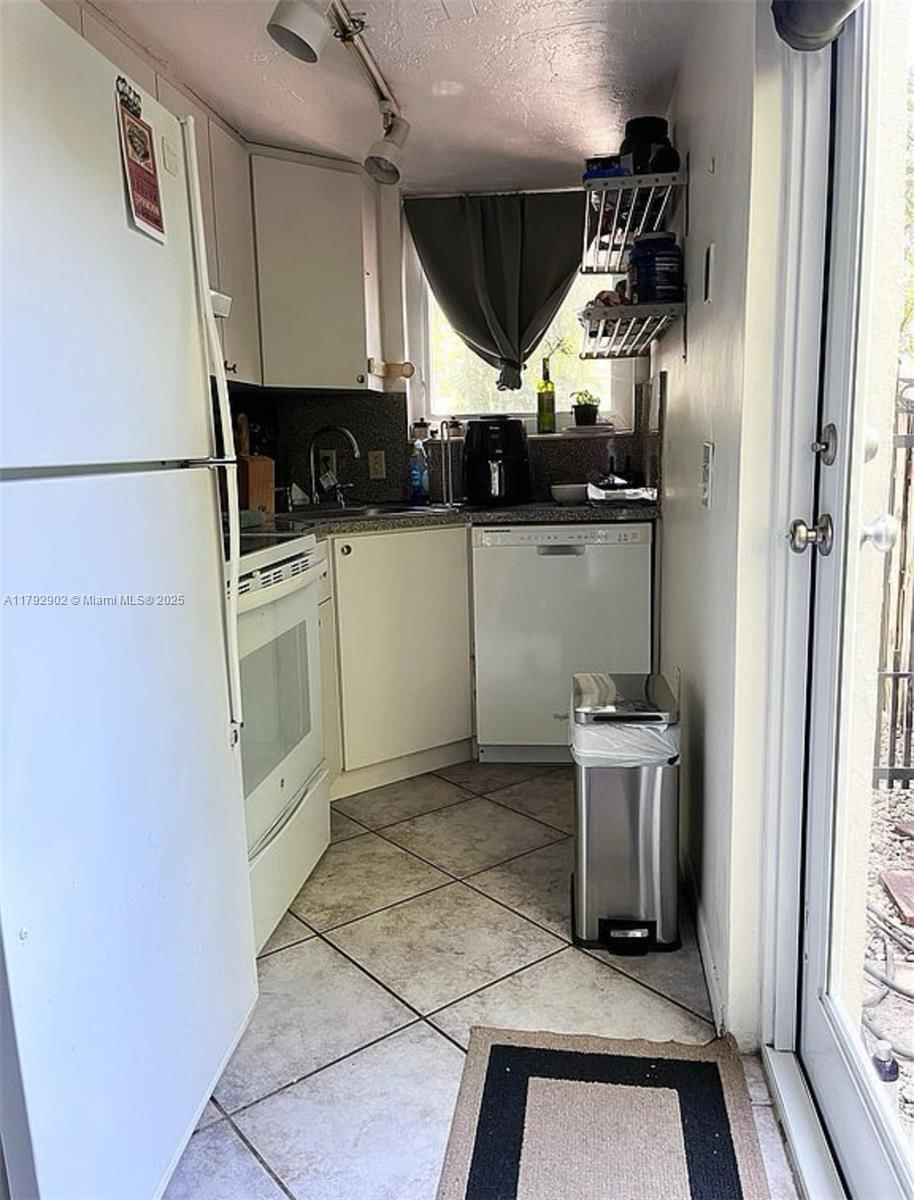 Real estate property located at 3161 Day Ave, Miami-dade, Biscayne Realty Cos, Miami, FL