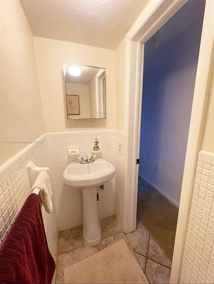 Real estate property located at 3161 Day Ave, Miami-dade, Biscayne Realty Cos, Miami, FL