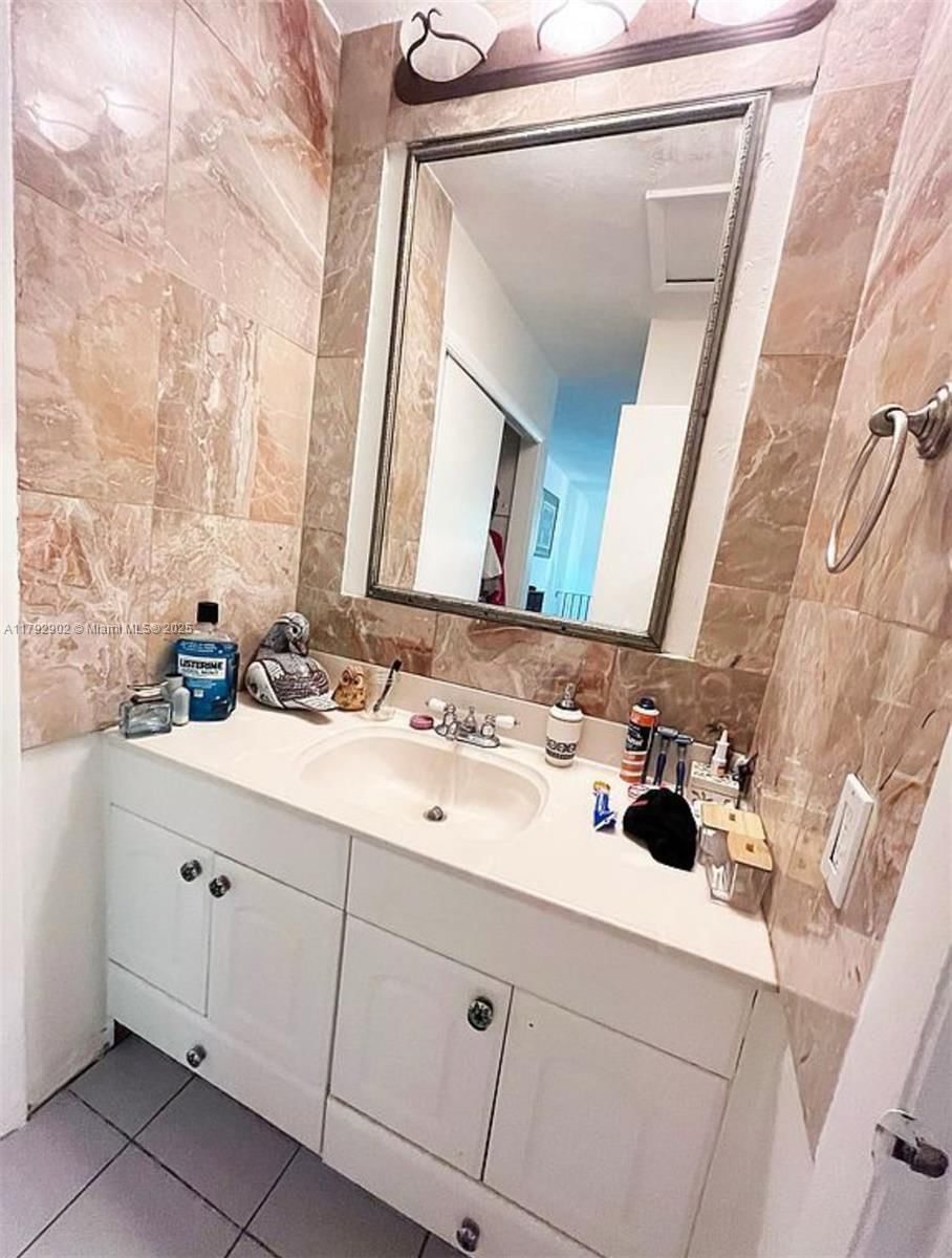 Real estate property located at 3161 Day Ave, Miami-dade, Biscayne Realty Cos, Miami, FL