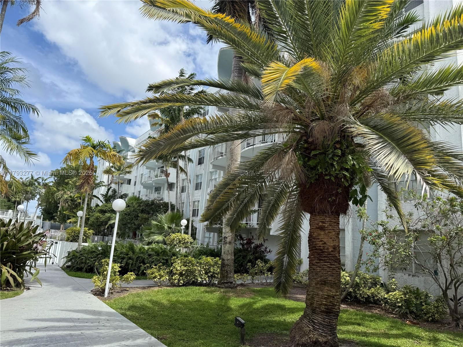 Real estate property located at 492 165th St Rd C-215, Miami-dade, Montecarlo Condo, Miami, FL