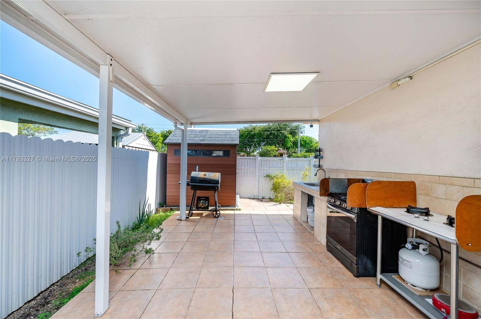 Real estate property located at 6829 26th Ave, Miami-dade, West Palm Gardens 1st Add, Hialeah, FL
