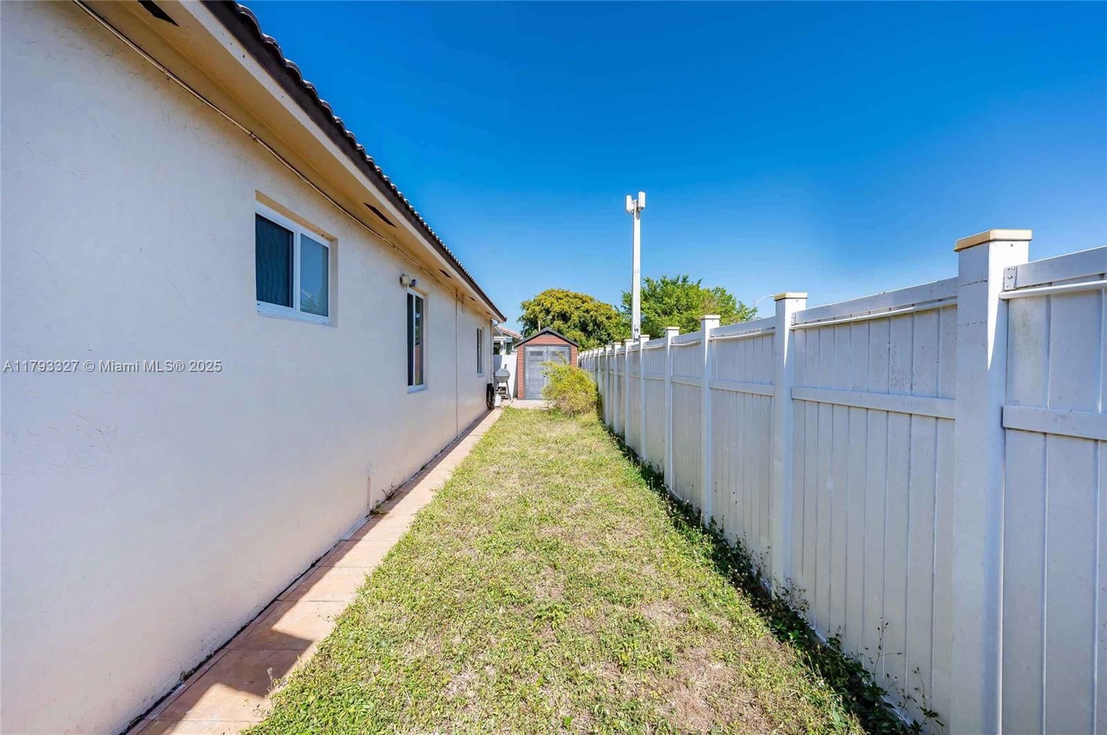 Real estate property located at 6829 26th Ave, Miami-dade, West Palm Gardens 1st Add, Hialeah, FL