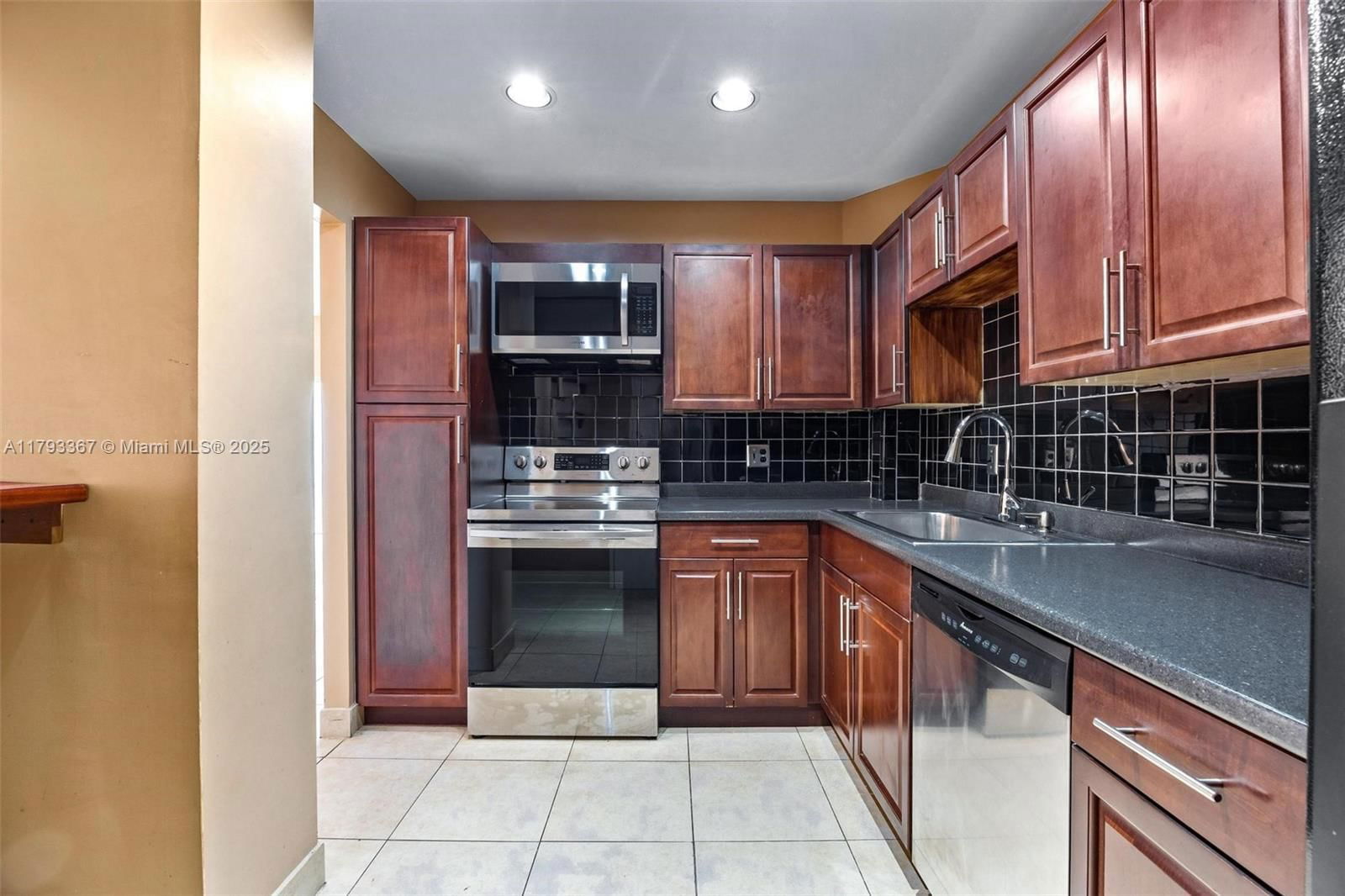 Real estate property located at 4350 Hillcrest Dr #1016, Broward, Hillcrest East No 22 Cond, Hollywood, FL
