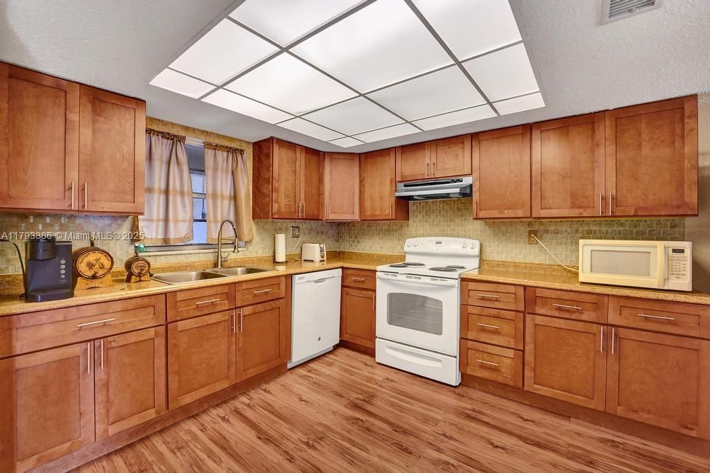 Real estate property located at 5100 90th Ave #208, Broward, Baffy Woods Condo, Cooper City, FL
