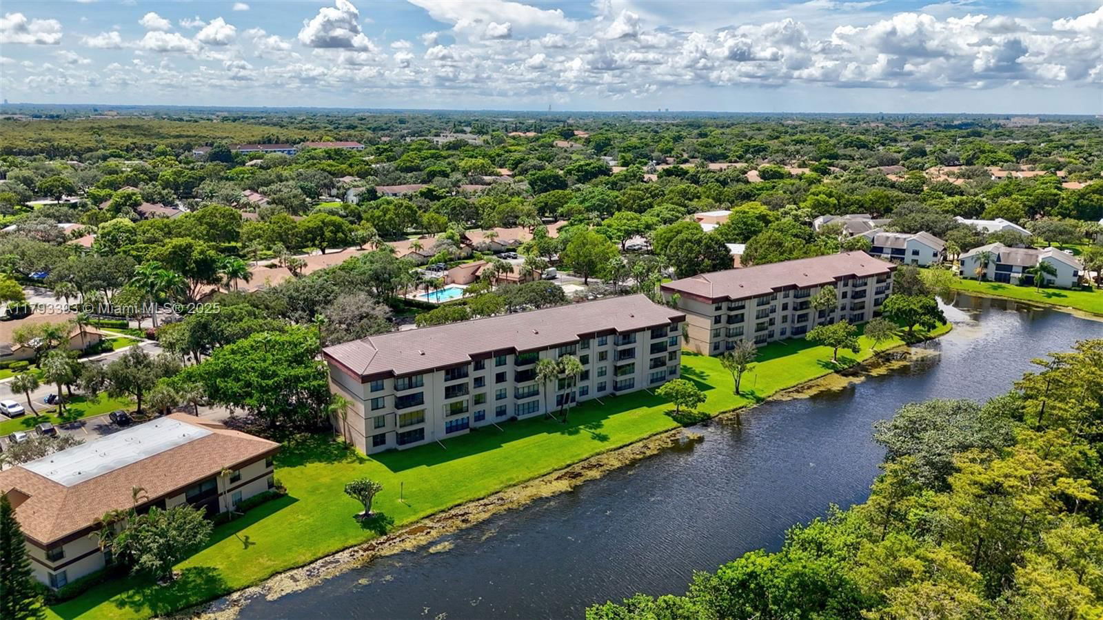Real estate property located at 2660 Carambola Cir N #303, Broward, Applewood Village I-b Con, Coconut Creek, FL
