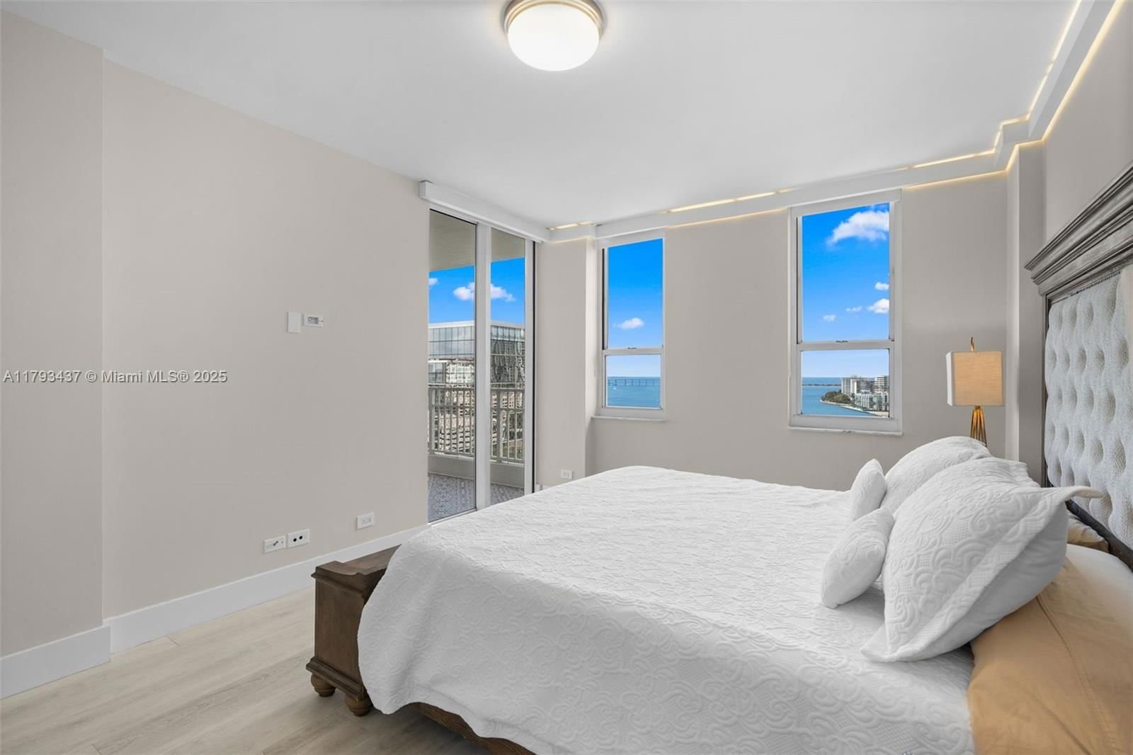 Real estate property located at 701 Brickell Key Blvd #1812, Miami-dade, Courvoisier Courts Condo, Miami, FL