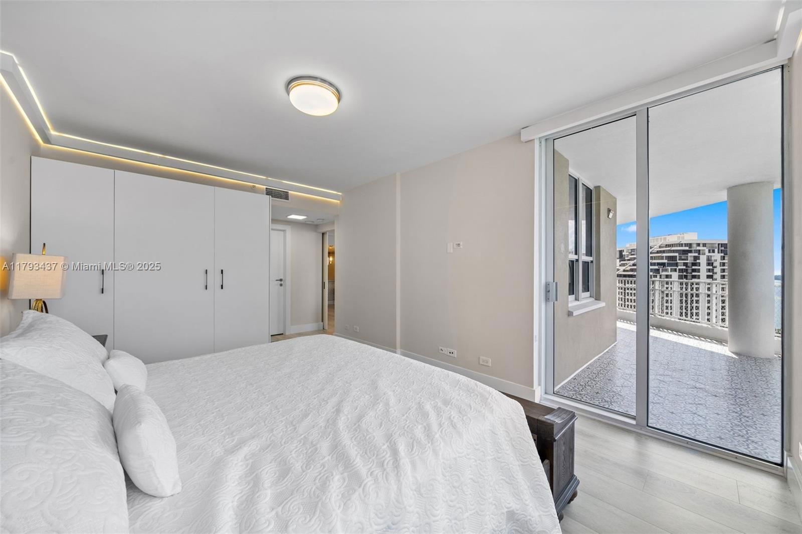 Real estate property located at 701 Brickell Key Blvd #1812, Miami-dade, Courvoisier Courts Condo, Miami, FL