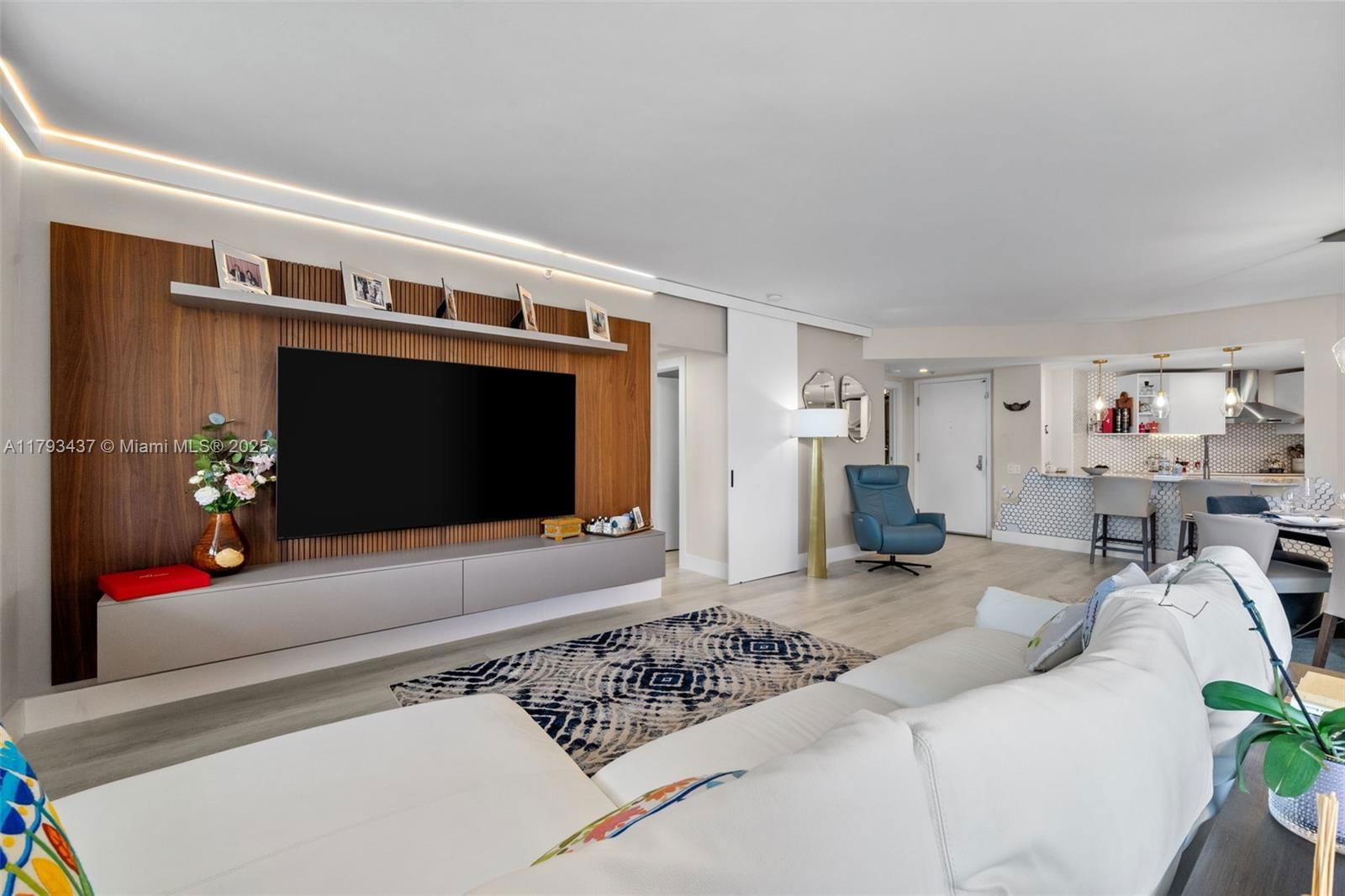 Real estate property located at 701 Brickell Key Blvd #1812, Miami-dade, Courvoisier Courts Condo, Miami, FL