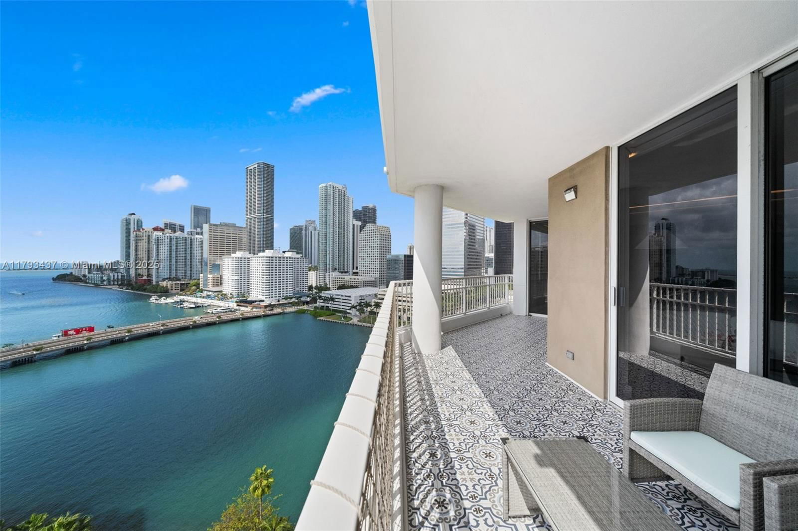 Real estate property located at 701 Brickell Key Blvd #1812, Miami-dade, Courvoisier Courts Condo, Miami, FL